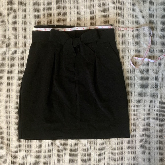 Black Paperbag mini skirt with bow - Picture 6 of 9